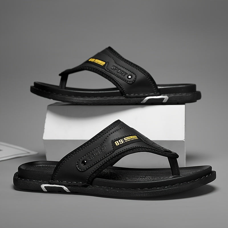 Zijaanzicht van de bruine Kael antislip sandalen, met aandacht voor het ademende PU bovenwerk en het slip-on design.