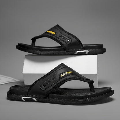 Zijaanzicht van de bruine Kael antislip sandalen, met aandacht voor het ademende PU bovenwerk en het slip-on design.