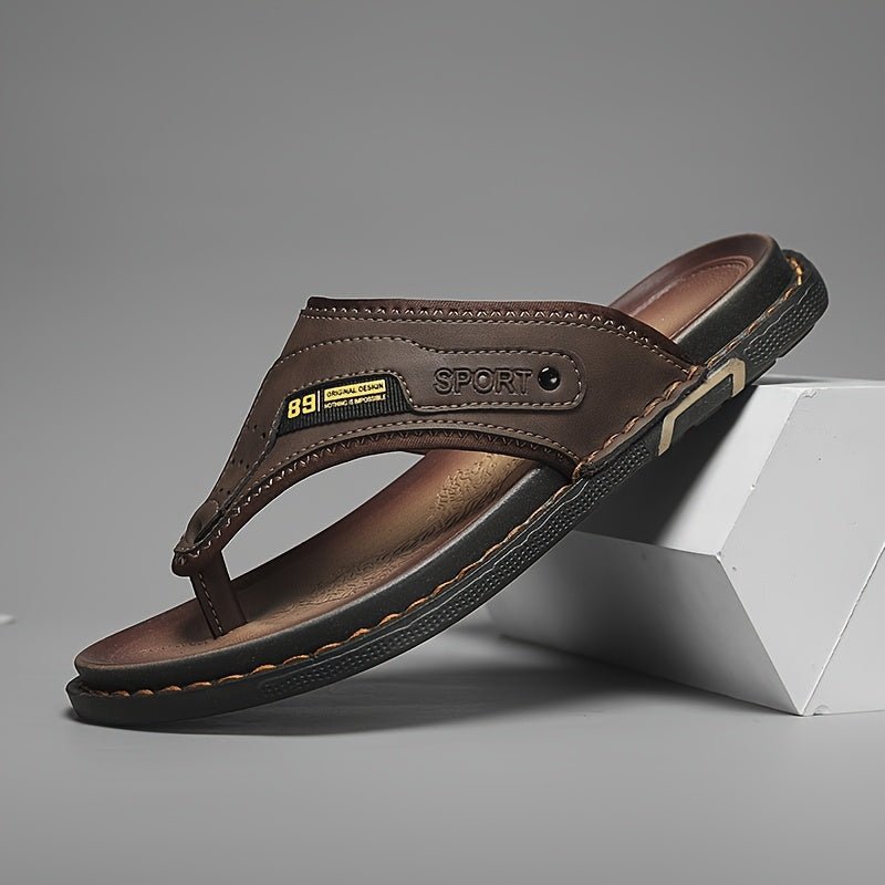 Schuine weergave van de Kael sandalen op een lichte achtergrond, accentuerend de eenvoud en het comfortabele design.
