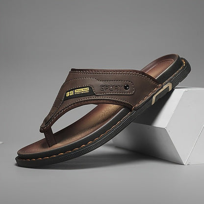 Schuine weergave van de Kael sandalen op een lichte achtergrond, accentuerend de eenvoud en het comfortabele design.