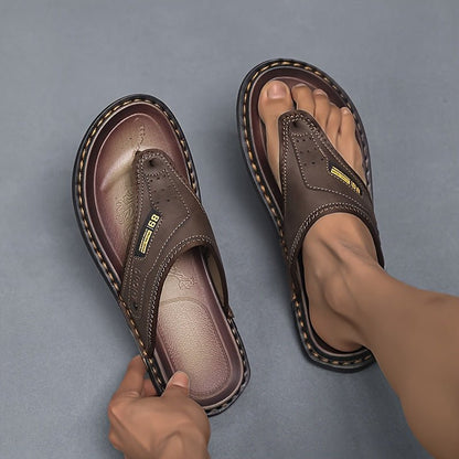 Close-up van het ademende PU-bovenmateriaal van de Kael sandalen, dat zachtheid en duurzaamheid combineert.