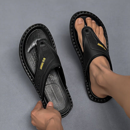 Kael herensandalen in een natuurlijke omgeving, zoals op het strand, wat de veelzijdigheid van de sandalen benadrukt.