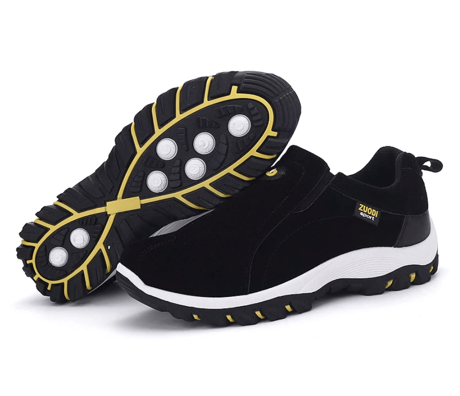Man draagt de zwarte orthopedische comfortschoenen tijdens een wandeling, focus op het loopcomfort.