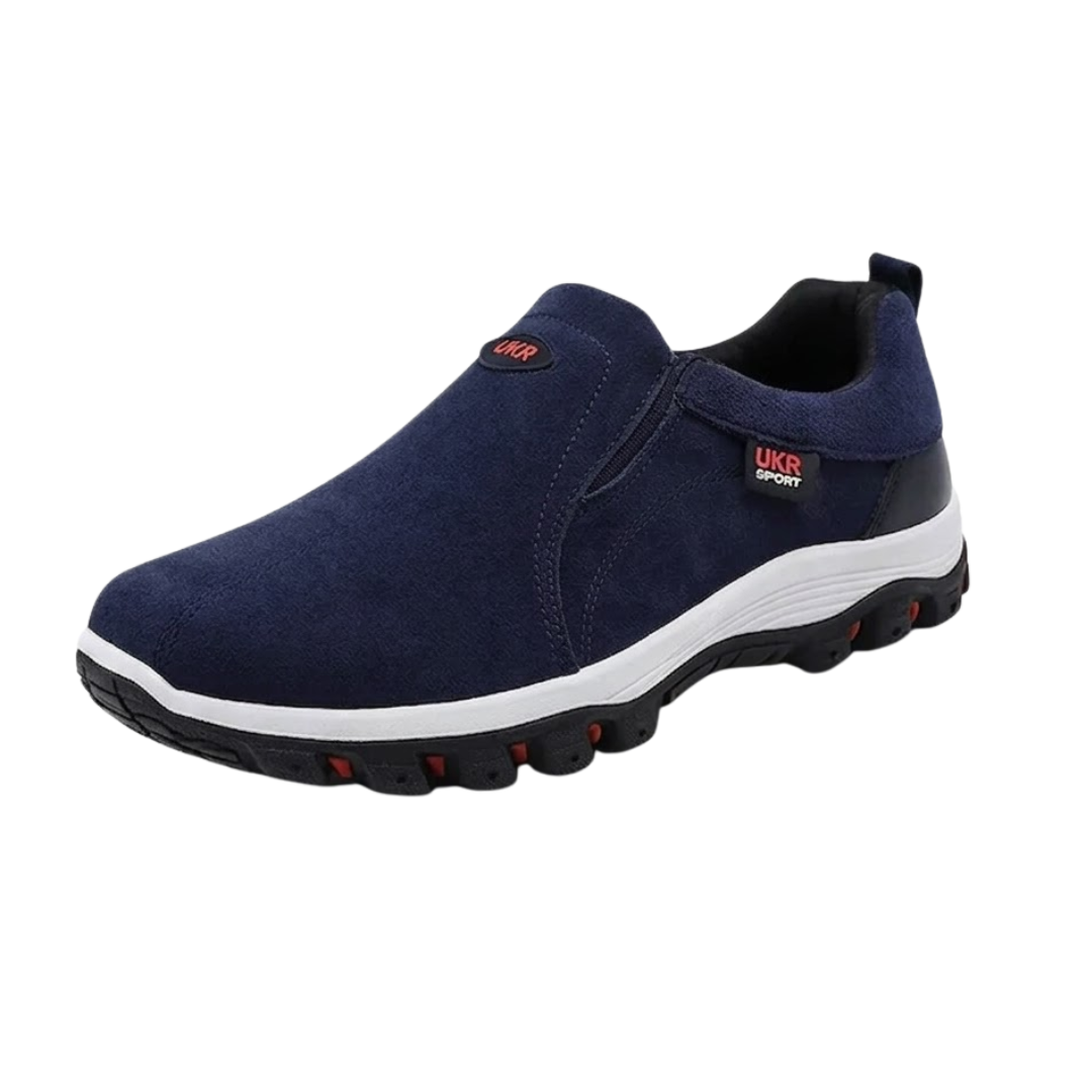 Man trekt de orthopedische comfortschoen aan, toont het gemak van de slip-on functionaliteit.