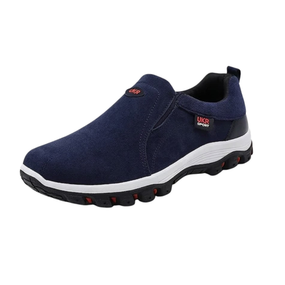 Man trekt de orthopedische comfortschoen aan, toont het gemak van de slip-on functionaliteit.