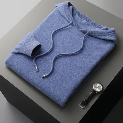 Detailopname van de capuchon met trekkoord op de sage-kleurige merinowollen hoodie.