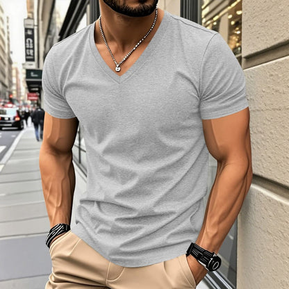Model draagt de Kester herenbroek in blauw in een casual setting, gecombineerd met een effen shirt.