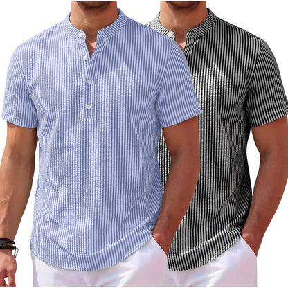 Zijaanzicht van het comfortabele gestreepte Henley shirt, gedragen door een man in een ontspannen setting.