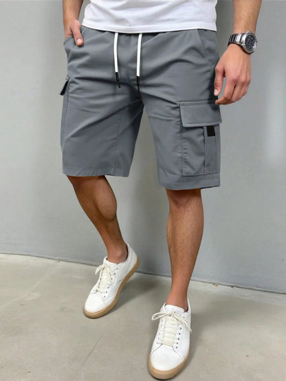 Vooraanzicht van de Lennart cargoshorts in tijdloos grijs, liggend op een lichte ondergrond.