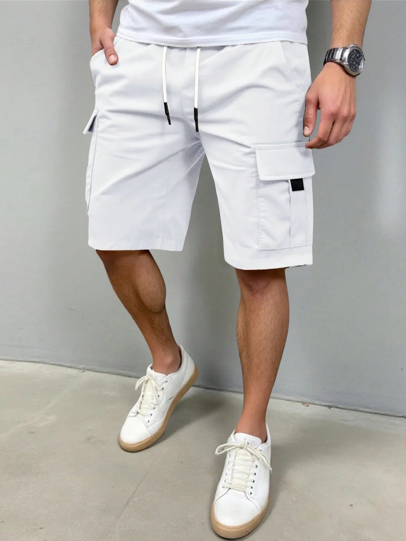 Model toont de grijze Lennart cargoshorts in een casual staande pose, met de handen in de zakken.