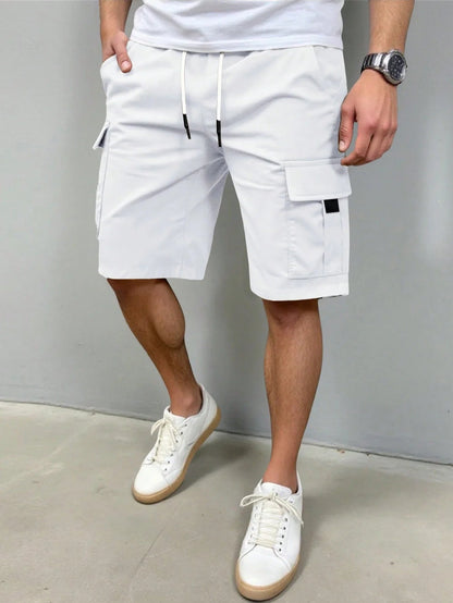 Model toont de grijze Lennart cargoshorts in een casual staande pose, met de handen in de zakken.