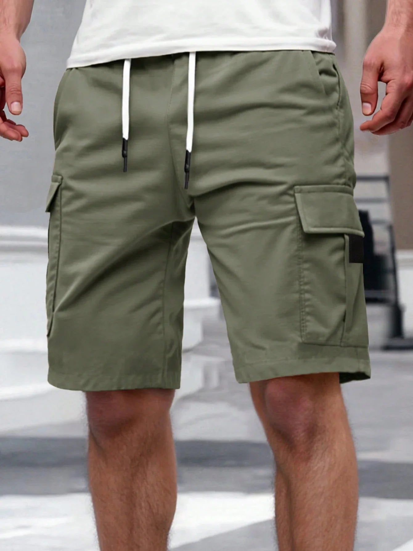 Model presenteert de marineblauwe Lennart cargoshorts, staand met een zelfverzekerde uitstraling.