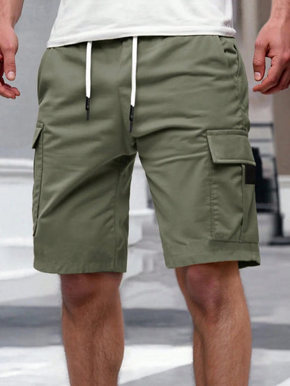 Model presenteert de marineblauwe Lennart cargoshorts, staand met een zelfverzekerde uitstraling.