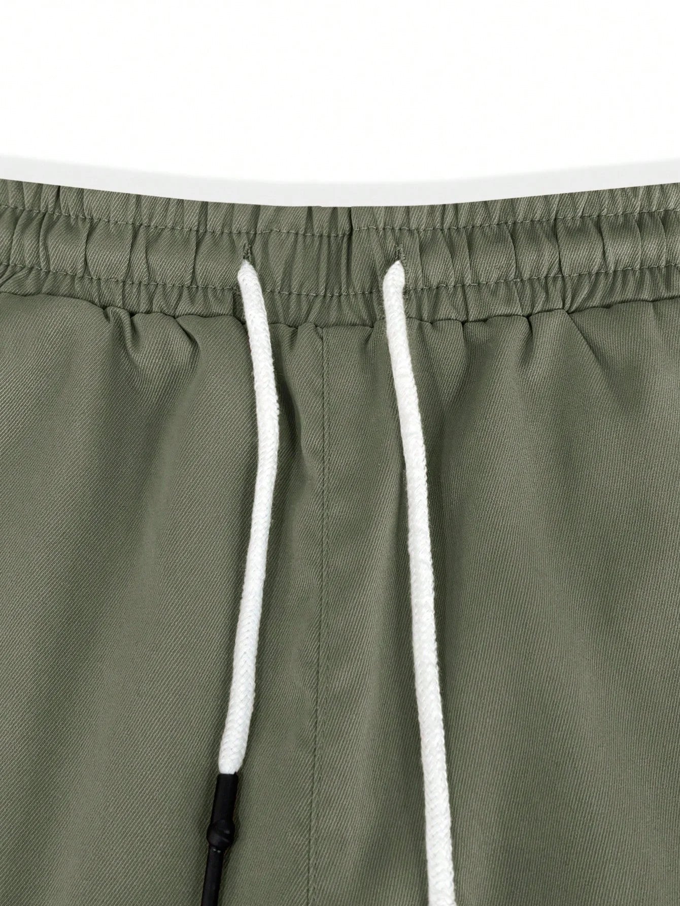 Textuur van de marineblauwe stof van de Lennart cargoshorts, die de robuustheid ervan toont.