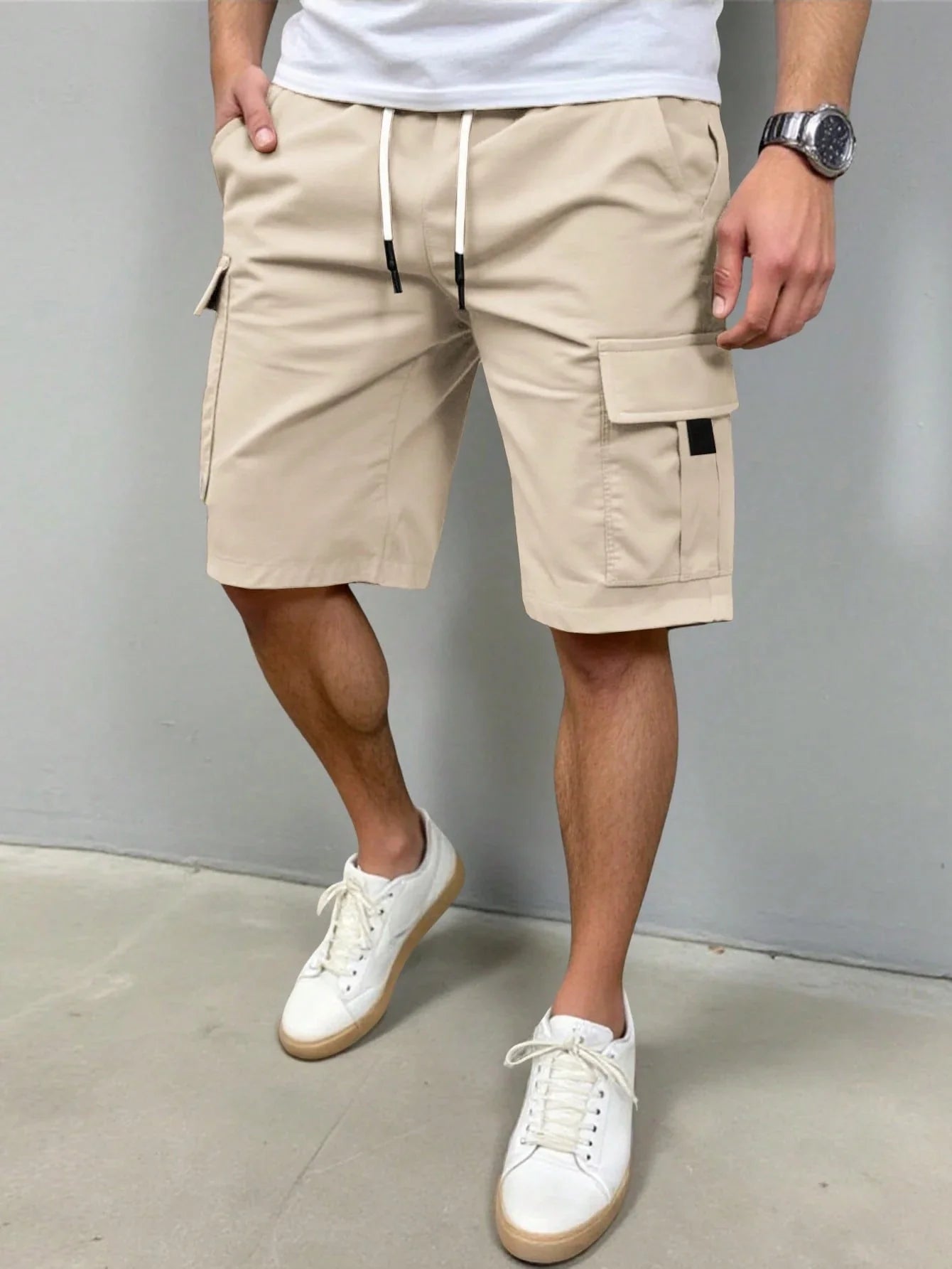 Zijaanzicht van de grijze Lennart cargoshorts, duidelijk de functionaliteit van de zijzakken tonend.
