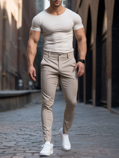 Een man die de strijkvrije Lennox broek draagt tijdens een wandeling, benadrukt het kreukvrije aspect en gemak.