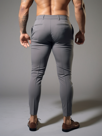Zijaanzicht van de Lennox strijkvrije herenbroek, waarbij de slim-fit snit en de kwaliteit van de stof goed zichtbaar zijn.
