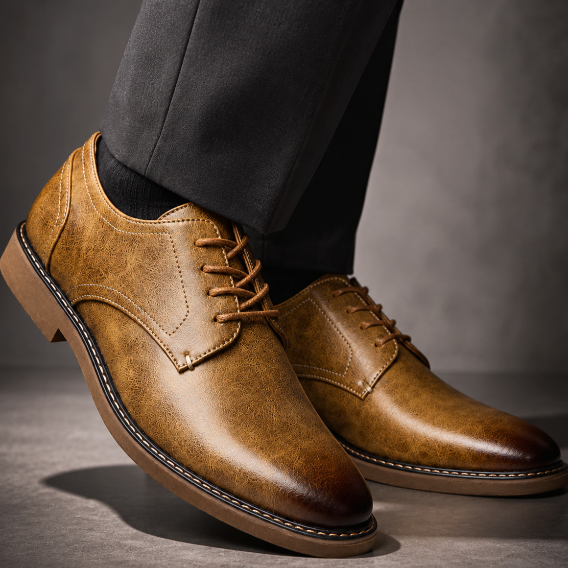 Achterkant van de donkerbruine leren geklede schoenen, met aandacht voor de hiel en de structuur van het leer.
