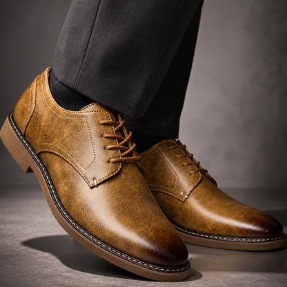 Achterkant van de donkerbruine leren geklede schoenen, met aandacht voor de hiel en de structuur van het leer.