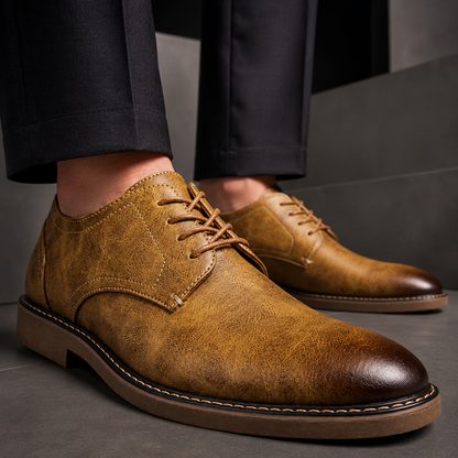Een paar bruine leren geklede schoenen in een kantooromgeving, klaar voor gebruik, met een professionele uitstraling.