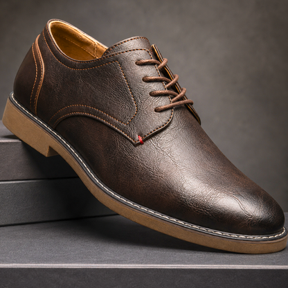 Een man die zijn donkerbruine leren geklede schoenen aantrekt, wat de eenvoud en het gemak van de vetersluiting laat zien.