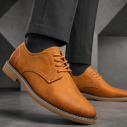 Zijaanzicht van de elegante bruine leren geklede schoenen, waarbij de burnished afwerking en gedetailleerde stiksels goed tot hun recht komen.