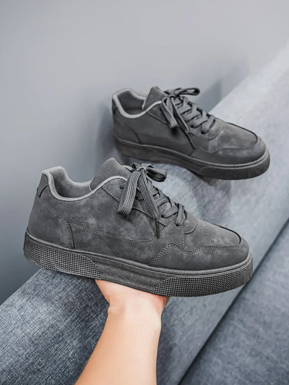 Close-up van de neus van de grijze Silas herenschoenen, met aandacht voor de afwerking van de stof.