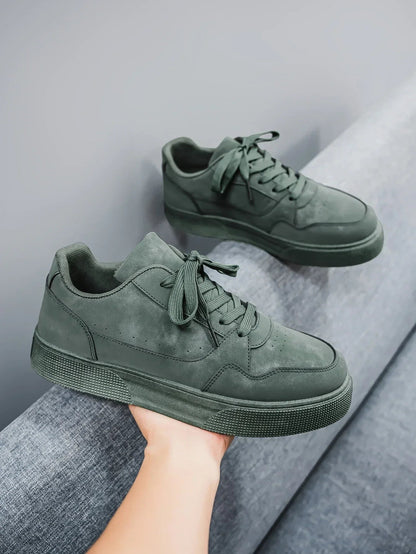 De grijze Silas herenschoenen gestyled met een donkere chino en een trui, geschikt voor een zakelijke casual look.