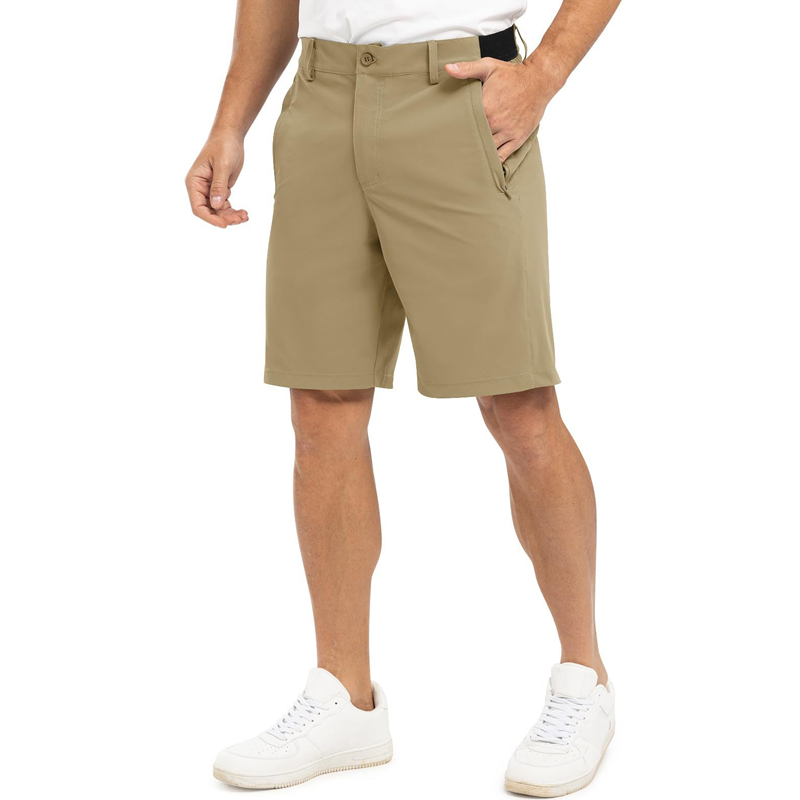 Khaki Levy stretch golfshorts, gedragen door een model tijdens een golfswing, focus op bewegingsvrijheid.
