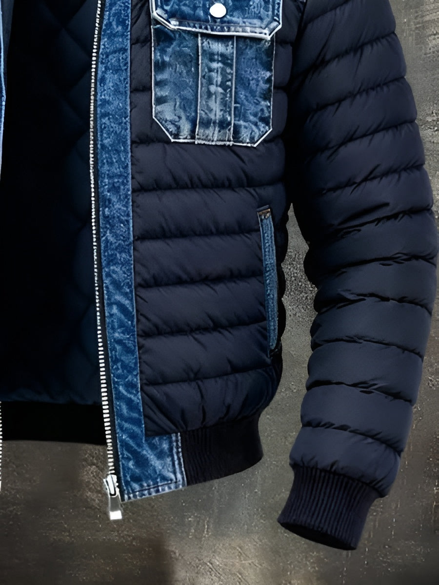 Model dat de Guus gevoerde denim jas draagt in een stedelijke omgeving, toont de pasvorm en veelzijdigheid.