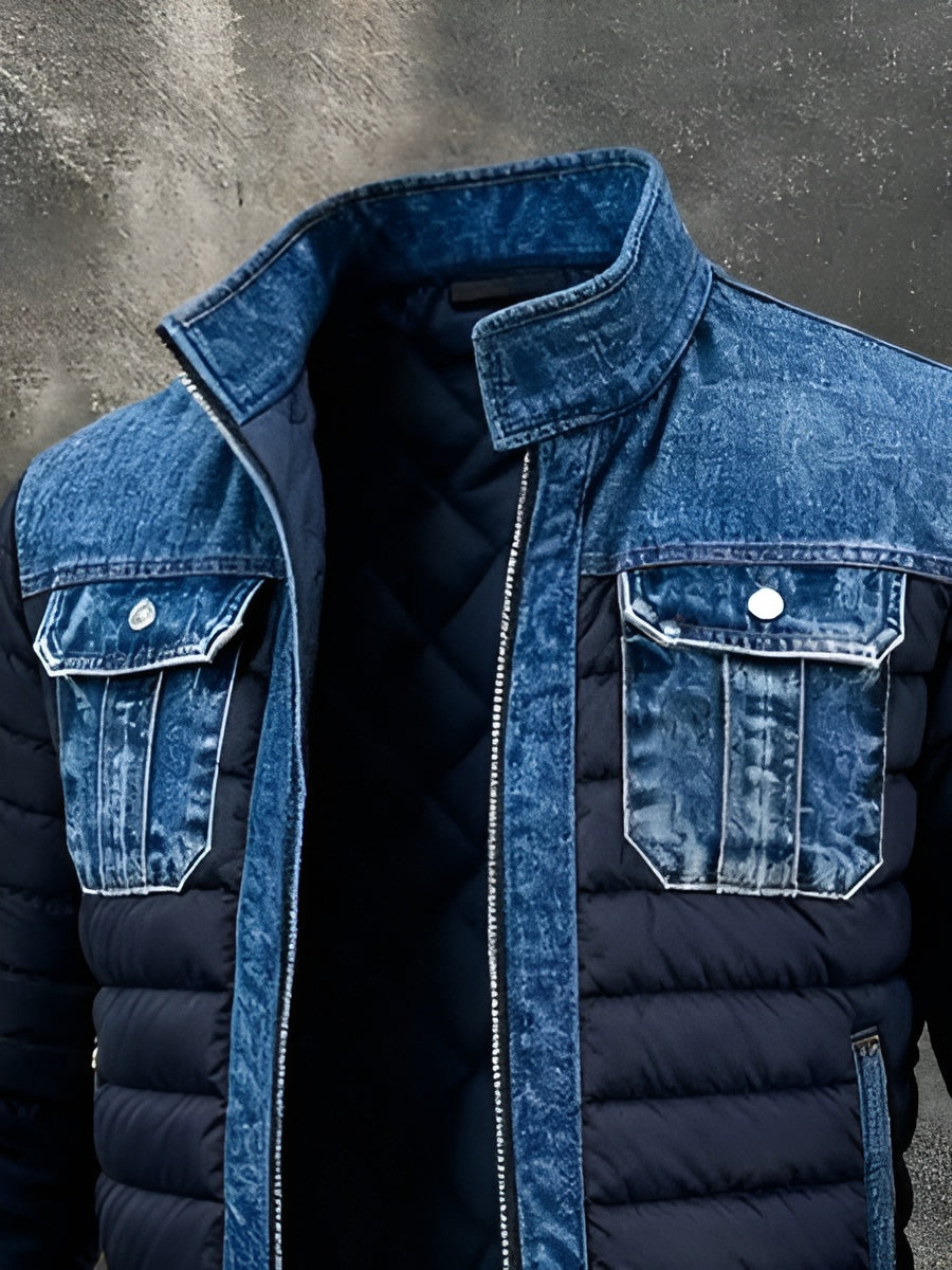 Achterkant van de warme gevoerde denim jas, met de strakke afwerking en comfortabele snit.