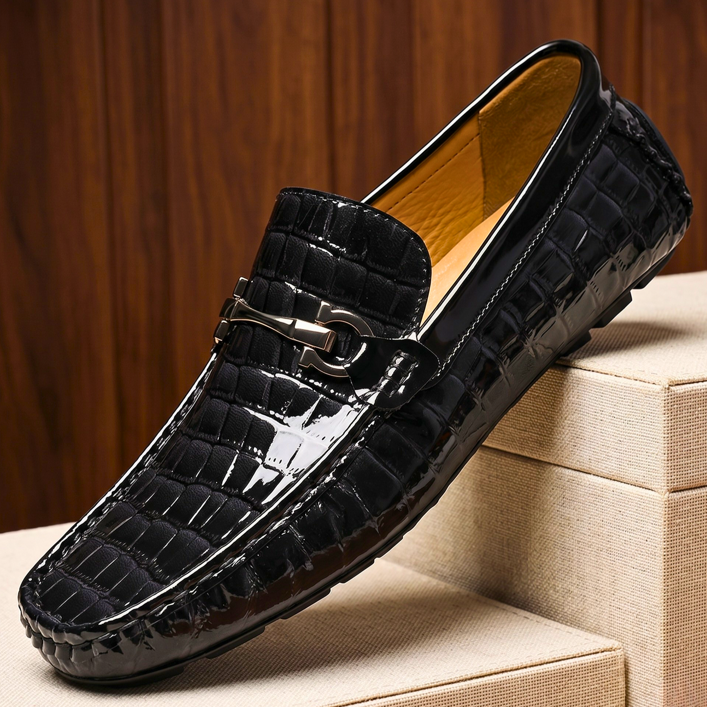 Bovenaanzicht van een paar Lukas donkerbruine leren loafers, liggend op een houten vloer, klaar om gedragen te worden.