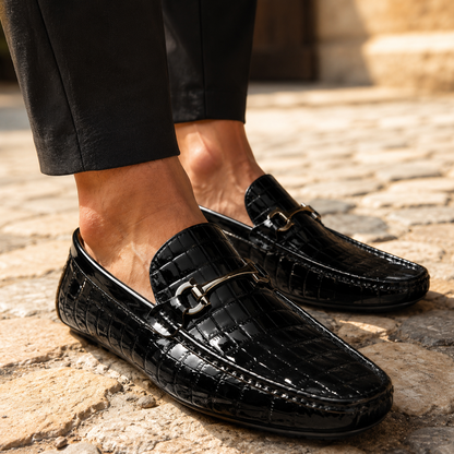 Model draagt de Lukas leren loafers in een zakelijke setting, gecombineerd met een pantalon, wat de veelzijdigheid toont.