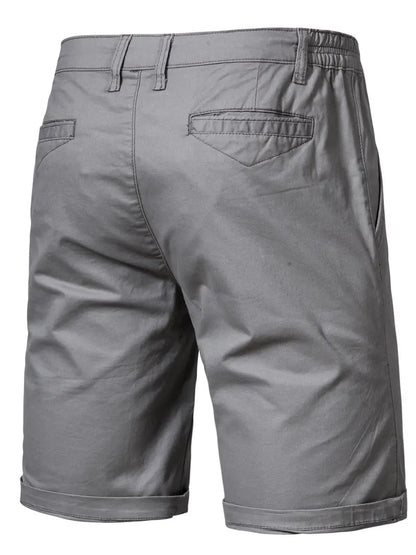 Lichtgrijze katoenen shorts, gecombineerd met een casual overhemd.