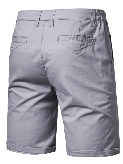Groene katoenen shorts, close-up van de riemlussen.