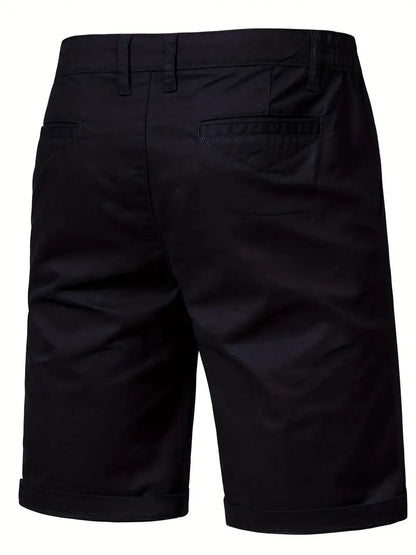 Rode katoenen shorts, in een lifestyle setting, genietend van de zomer.