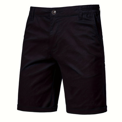 Marineblauwe katoenen shorts, model staand in een stedelijke omgeving.