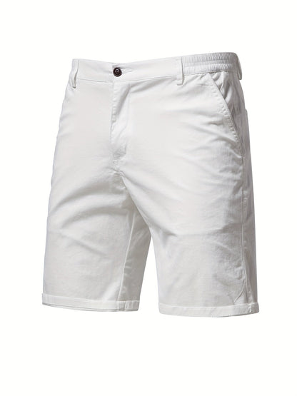 Model draagt lichtblauwe katoenen shorts, ontspannen zittend, met focus op comfort.