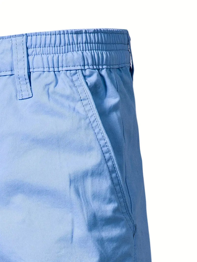 Detailopname van de zak van de khaki katoenen shorts, subtiel en functioneel.