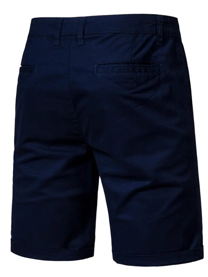 Donkergrijze katoenen shorts, model staand, toont de veelzijdigheid van de shorts.