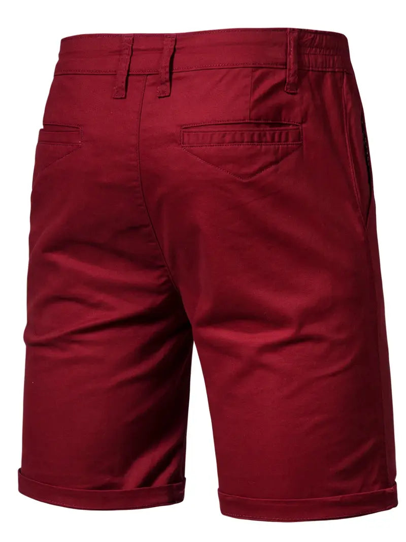 Rode katoenen shorts, achterkant, met focus op de zakdetails.