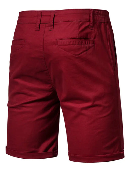 Rode katoenen shorts, achterkant, met focus op de zakdetails.