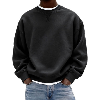 Zijprofiel van de witte pullover sweater, gedragen in een casual setting, toont de ontspannen pasvorm.