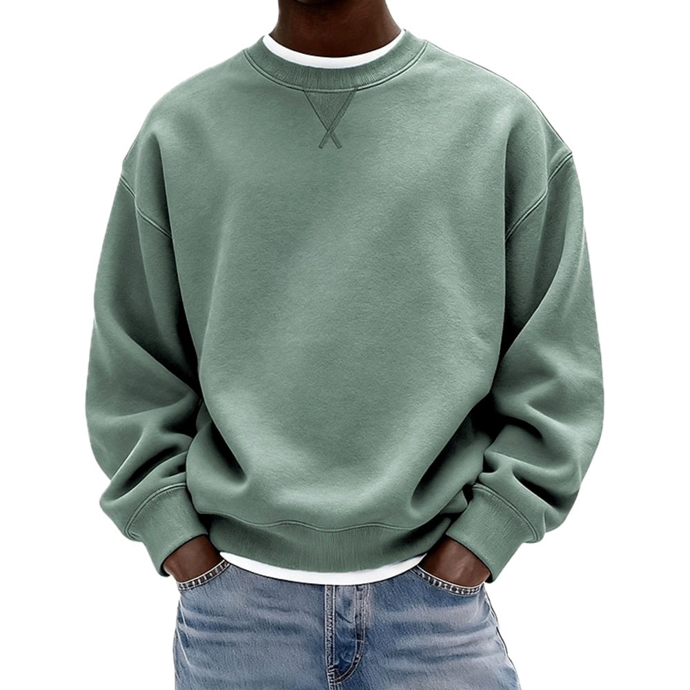 Close-up van de halslijn van de groene heren sweater, die de eenvoudige en tijdloze ronde hals benadrukt.