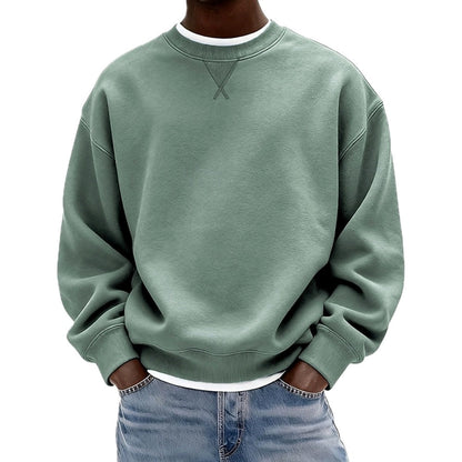 Close-up van de halslijn van de groene heren sweater, die de eenvoudige en tijdloze ronde hals benadrukt.