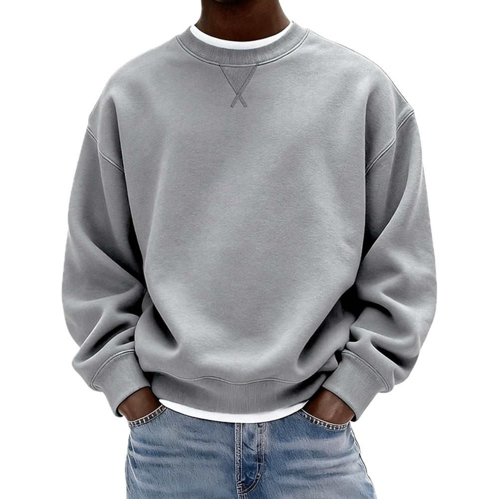 De marineblauwe heren sweater netjes opgevouwen, toont de veelzijdigheid en de effen kleurstelling.