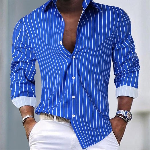 Vooraanzicht van een elegant gestreept shirt in een donkerblauwe en witte kleurstelling, met nette knoopsluiting.
