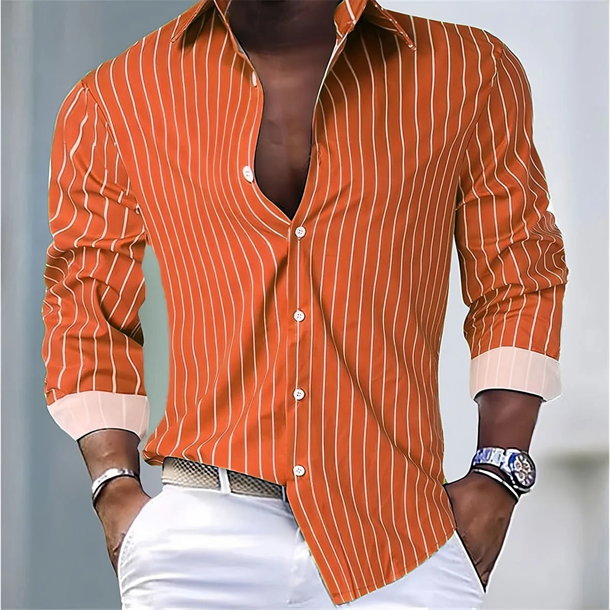 Close-up van de kraag en de knopen van het gestreepte shirt, met aandacht voor de afwerking en kwaliteit.