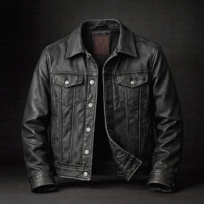 Een man draagt de duurzame leren jas in een stedelijke omgeving, perfect gestyled voor een casual en toch chique uitstraling.