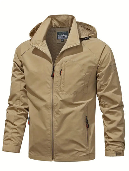 Zijaanzicht van de khaki herenjas, gedragen door een man die casual poseert.